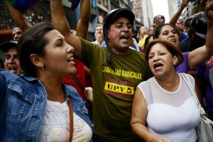 Cierres de vías y enfrentamientos verbales en Caracas