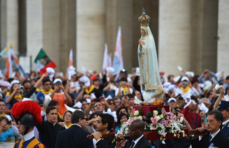 El Papa recibe a la Virgen de Fátima en la plaza de San Pedro (Fotos)