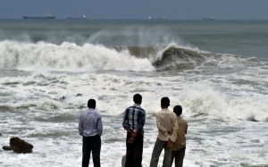 Habitantes huyen del gran ciclón que amenaza a la India