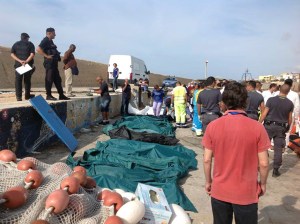 Tragedia en Italia: Ya van 130 muertos en naufragio de inmigrantes
