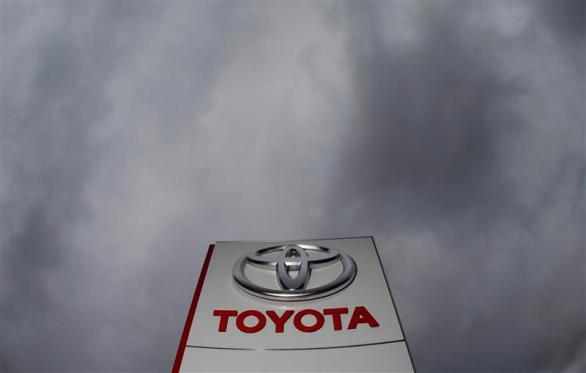 El logo de Toyota en una concesionaria de la firma en Ruemlang, Suiza, oct 10 2012