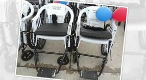 Indignación por la donación de sillas de ruedas plásticas (Foto)