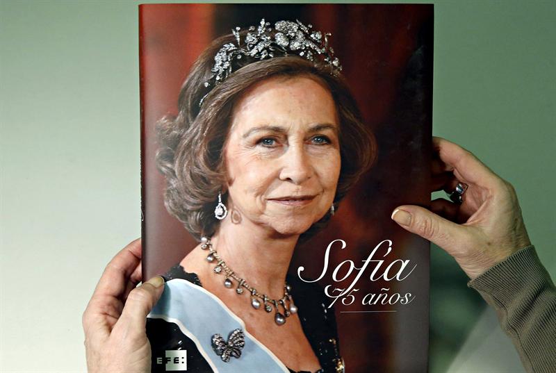 La vida de la reina de España a través de las fotos