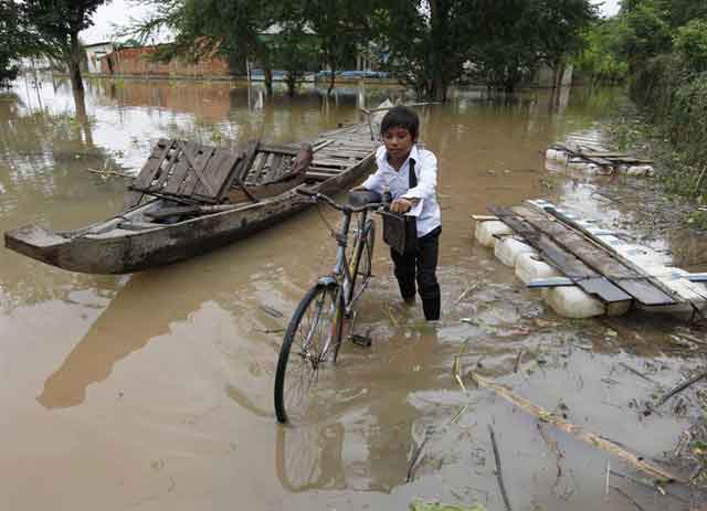 Al menos 83 muertos y 800.000 afectados por las inundaciones en Camboya (Fotos)