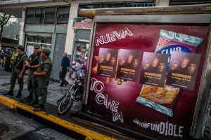 Las fotos de los afiches fascistas que aparecieron en Caracas recorren el mundo