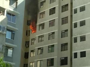 Fuerte incendio en apartamento de Los Palos Grandes (Fotos)