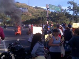 Protesta mantiene restringido el tránsito vehicular en Tazón (Foto)