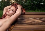 Empresa polaca de ataúdes saca nuevamente su sexy calendario nudista (FOTOS)