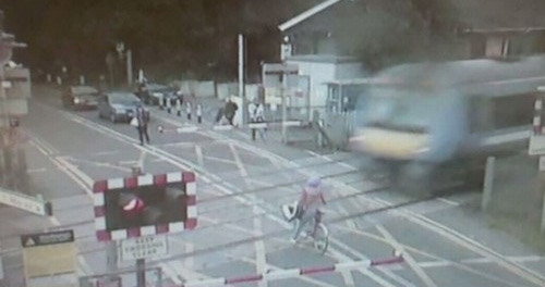 Ciclista se salva por los pelos de ser arrollada por un tren (Video + OMG)