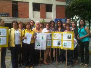 Entregan documento protesta a Iris Varela por injusticia contra presos políticos