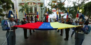 Izan bandera nacional en conmemoración del Día de la Resistencia Indígena