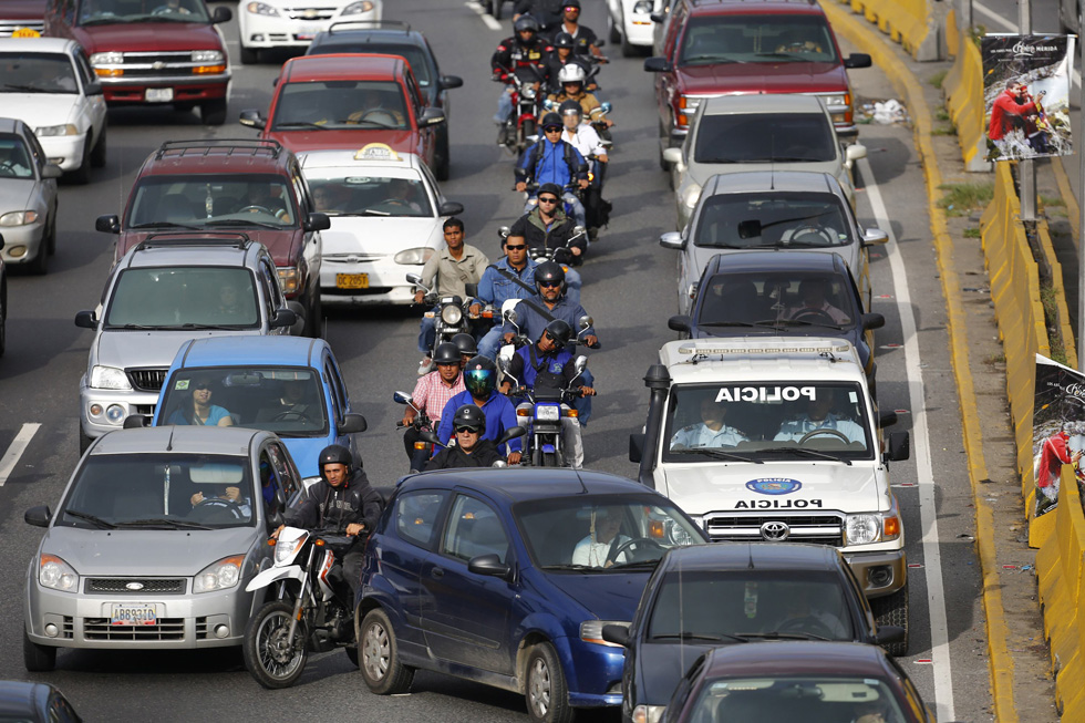 Motorizados colocan en jaque al Gobierno de Maduro