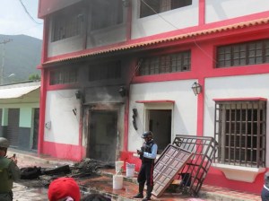 Habitantes incendiaron sede de la alcaldía en Ocumare de la Costa (Fotos)