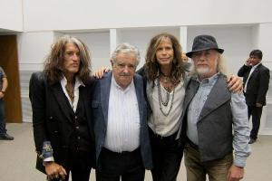 Una extraña mezcla… “Pepe” Mujica y Aerosmith (FOTO)