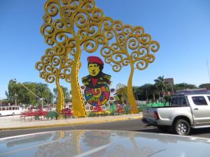 Enorme monumento a Chávez en “Mall” nicaragüense (Fotos)