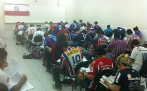 Profesor deja copiarse a sus alumnos por razones futbolísticas (Foto + ¿Quejeso?)