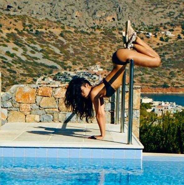 Así hace “yoga” Rihanna (Foto)