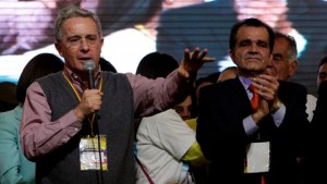 Candidato de Uribe acusa a Santos de entregar a Chávez las llaves de la paz