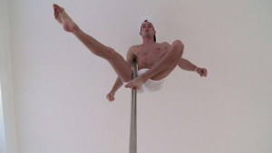 El acróbata del pole dance (Video)