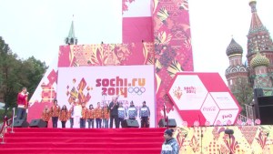 Llama olímpica inicia recorrido en Moscú (Video)