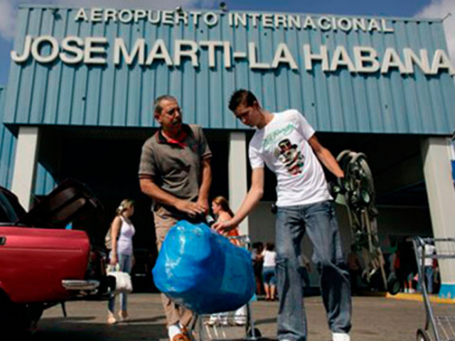 Incrementan viajes de cubanos al exterior tras reforma migratoria