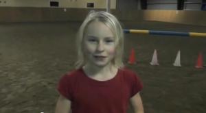 Esta niña se cree caballo de equitación (Vídeo + WTF)