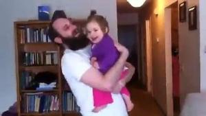 Se afeita la barba y su bebé no lo reconoce (Video)