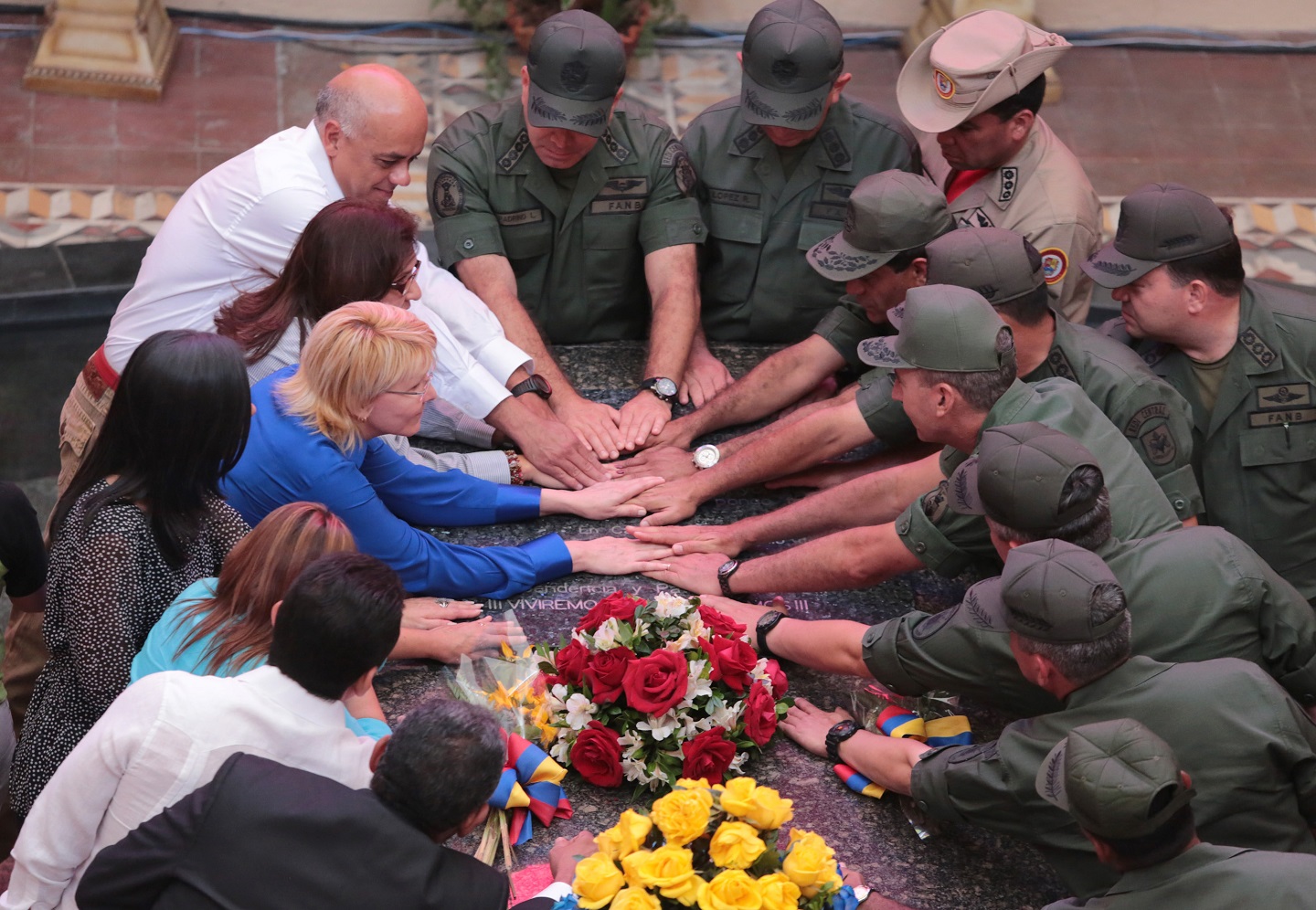 LA FOTO: El peculiar y sentido homenaje a Chávez sin su familia ni Maduro