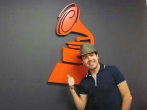 Julio César rumbo a dos certificados del Grammy Latino