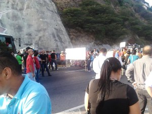Damnificados cerraron la autopista Caracas-La Guaira (Fotos)