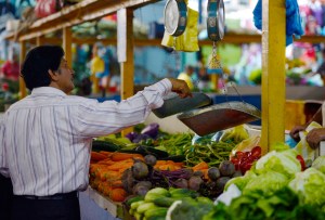 La mitad de un salario mínimo se va en frutas y hortalizas