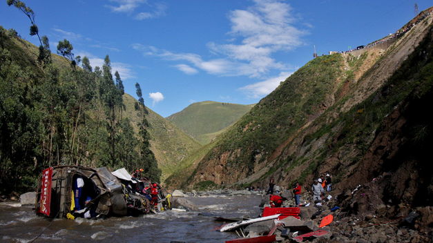 Al menos 52 muertos tras caer un camión a un abismo en Perú