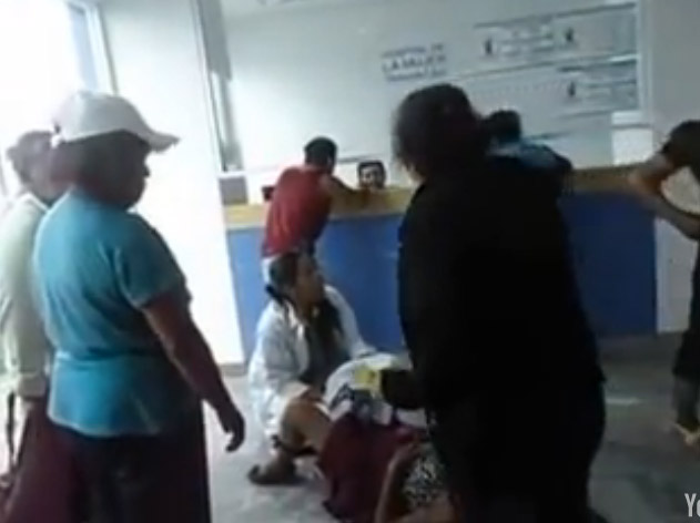 Mujer dio a luz en pleno pasillo porque no querían atenderla