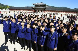 Nueva policía “Gangnam Style” patrulla Seúl para defender a los turistas