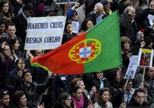 Miles de personas se manifiestan en Portugal contra la política de austeridad