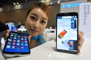 Samsung pone a la venta este jueves el celular de pantalla curva