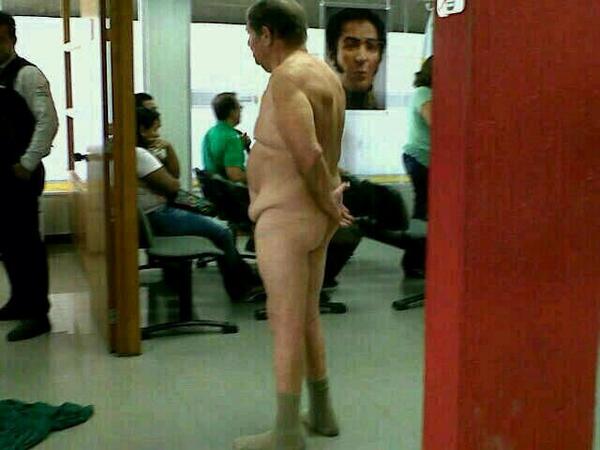 Chavista arre… reclama su derecho. Exdiputado rojito se desnudó en el Banco de Venezuela (Foto)