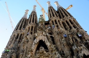 Se colgaron de la Sagrada Familia de Barcelona (Fotos)