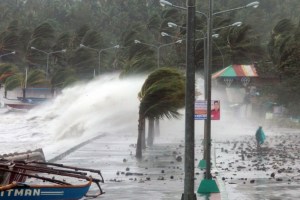 Tres muertos y miles de evacuados en Filipinas por tifón (Fotos)