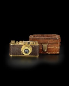 Una Leica chapada en oro vendida por 620.000 dólares en Hong Kong (Fotos)