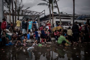 Aumentan los muertos y la desesperación entre los supervivientes del tifón