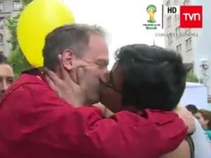 A este candidato lo besó otro hombre (Vídeo)