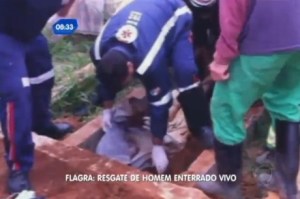 Rescatan a hombre que fue enterrado vivo (Video)