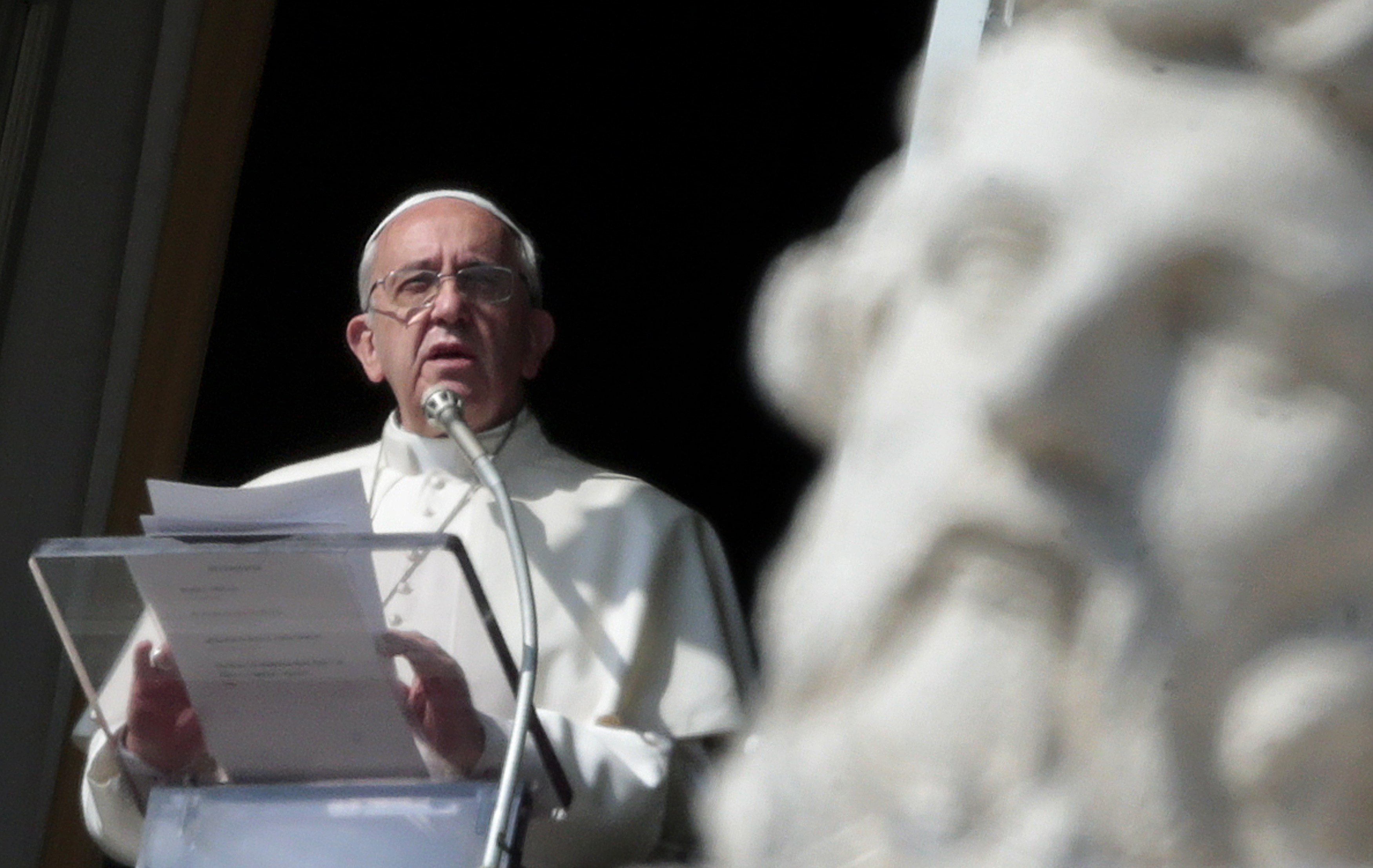 El papa pide rezar en silencio por la paz