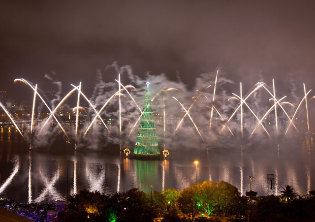 Río de Janeiro da inicio a la Navidad con el encendido de su árbol flotante (Fotos)