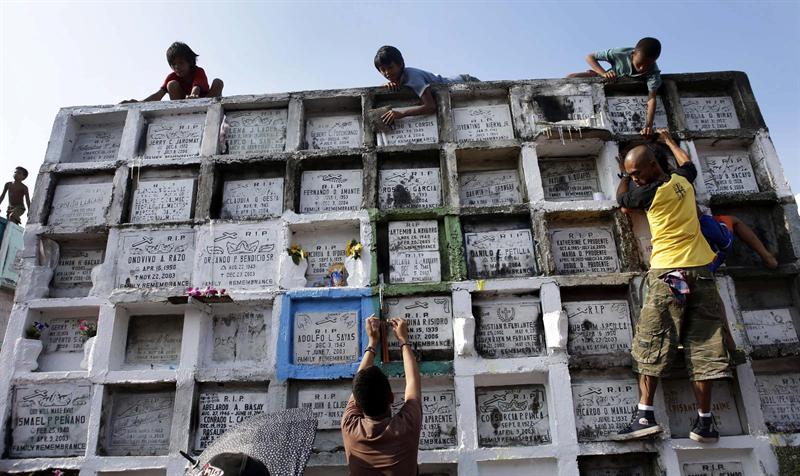 Los cementerios filipinos se transforman en verbenas por Todos los Santos