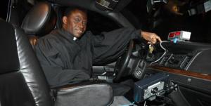 Pastor taxista ofrece a pasajeros confesarse durante el viaje