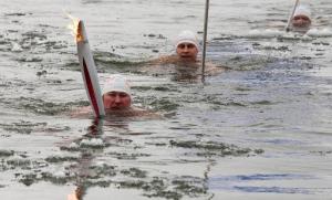 La llama olímpica de Sochi se sumerge en el lago Baikal