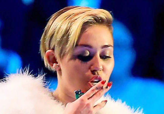Tremendo porro que se fumó Miley Cyrus en los EMA’S 2013