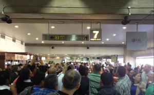 Gobierno obliga a Capriles a tomar vuelos comerciales y así lo reciben en el aeropuerto (Foto)